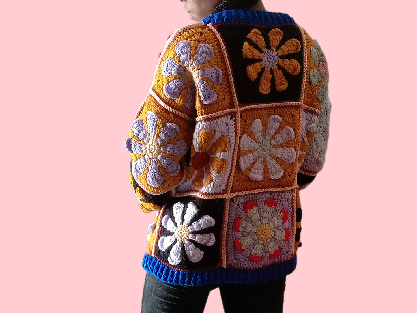 Gehäkelte Oversize-Strickjacke im Retro-Gänseblümchen-Stil im Granny Square-Stil