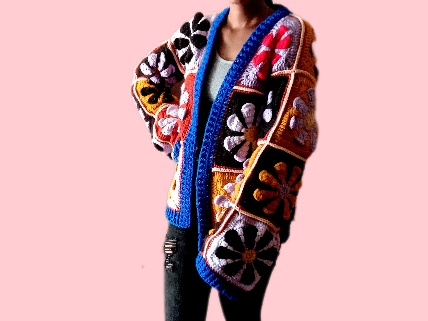 Gehäkelte Oversize-Strickjacke im Retro-Gänseblümchen-Stil im Granny Square-Stil