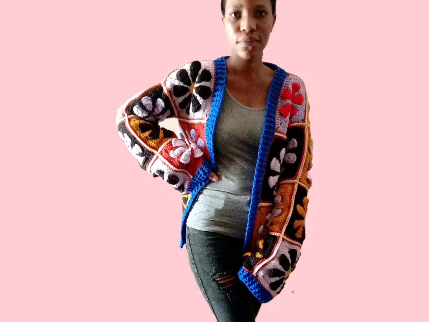 Gehäkelte Oversize-Strickjacke im Retro-Gänseblümchen-Stil im Granny Square-Stil