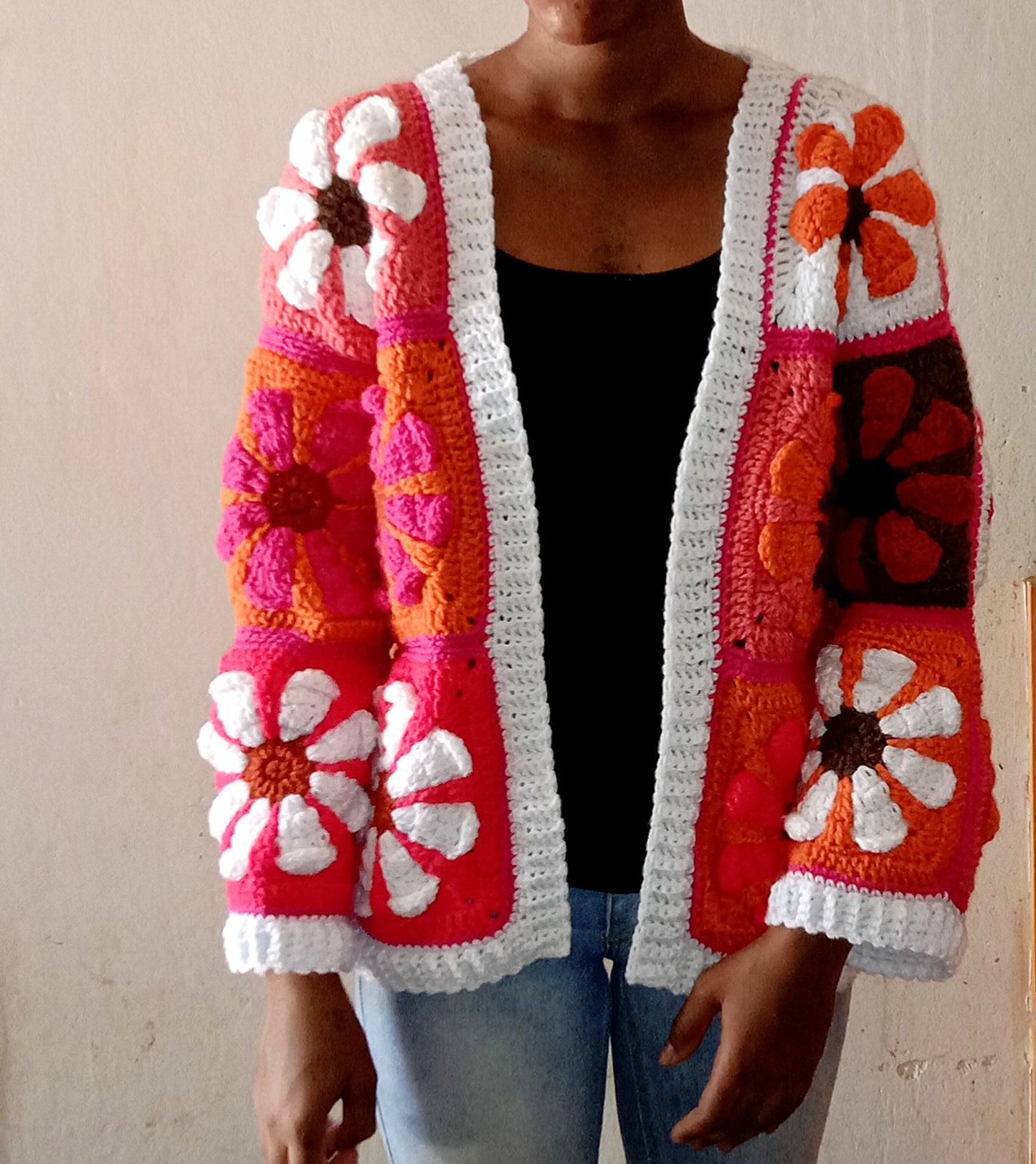 Gehäkelte Strickjacke im Retro-Gänseblümchen-Stil im Granny Square-Stil