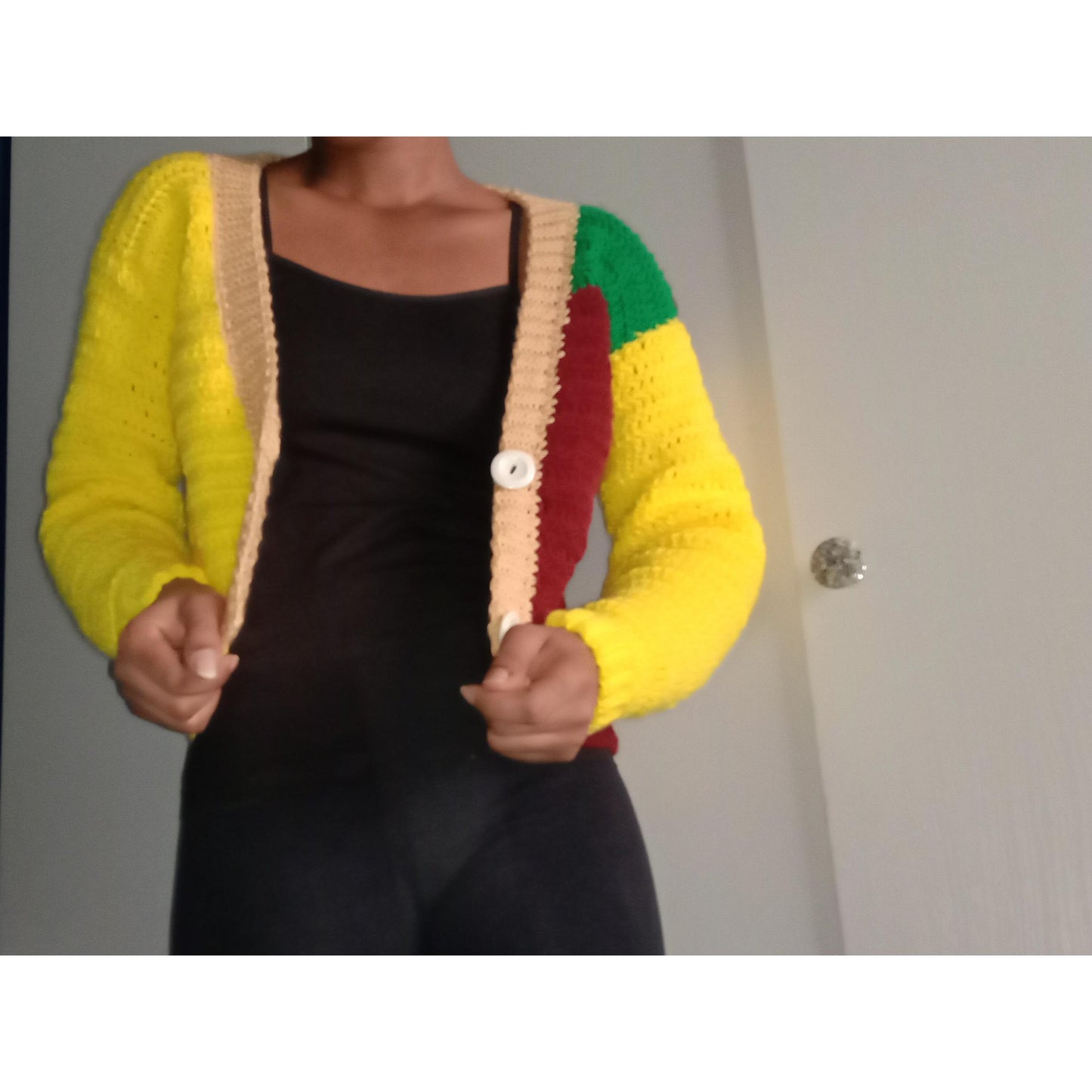 Gehäkelte mehrfarbige Strickjacke mit Knöpfen