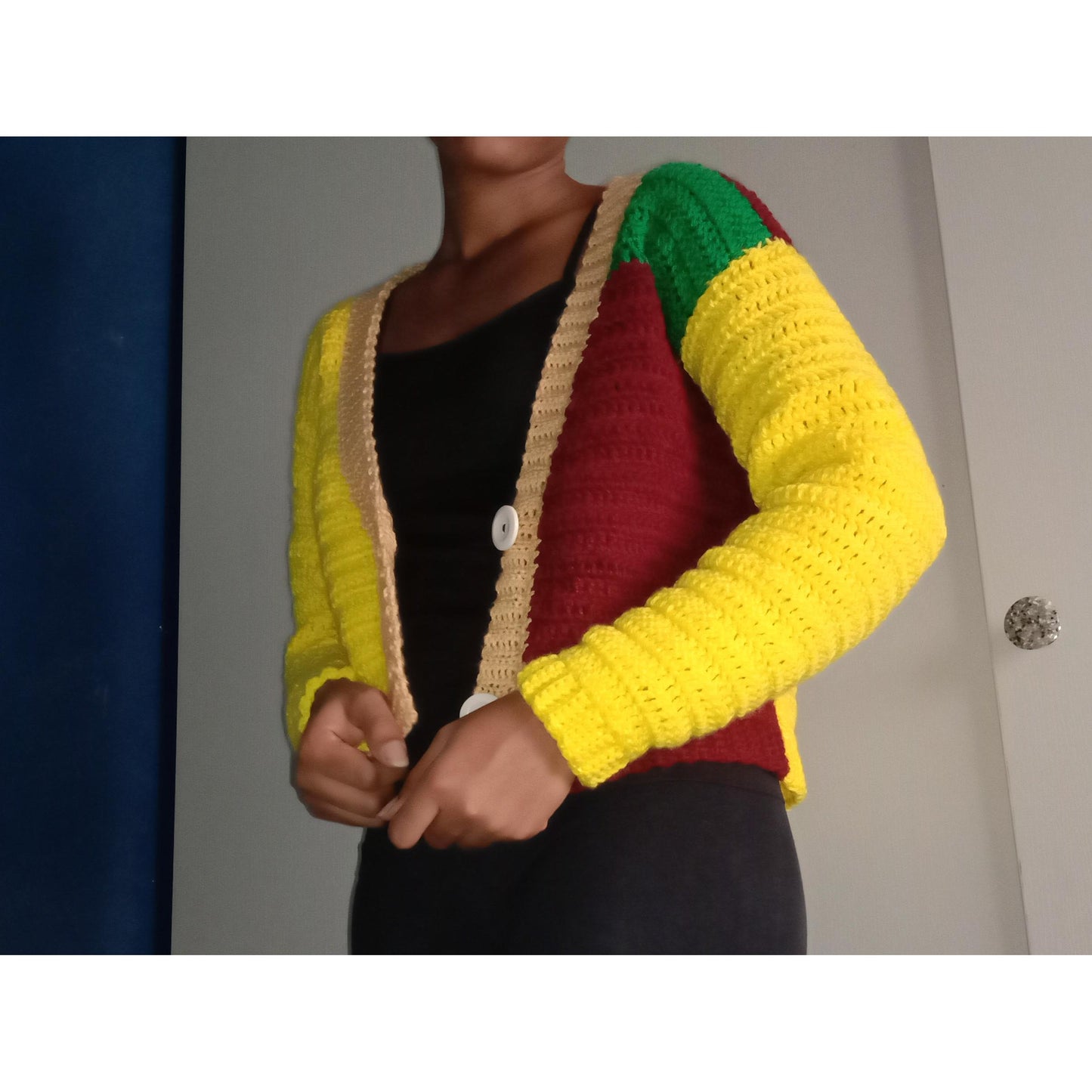 Gehäkelte mehrfarbige Strickjacke mit Knöpfen