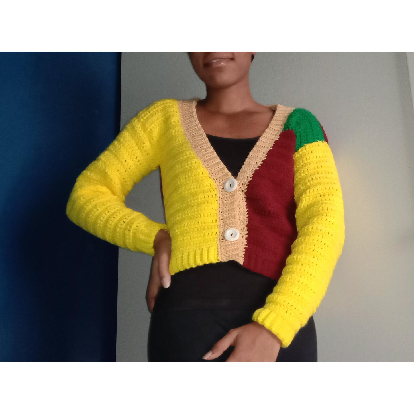 Gehäkelte mehrfarbige Strickjacke mit Knöpfen