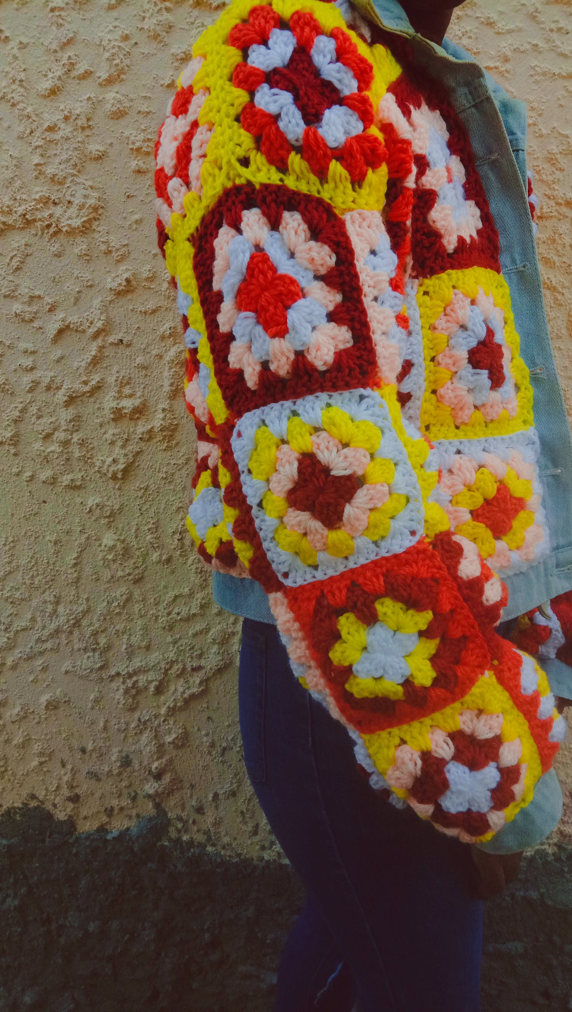 Cárdigan de crochet con cuadrados de abuelita y chaqueta vaquera